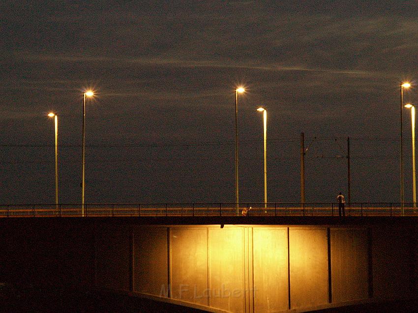 Lebensmueder mit Pistole Koeln Deutzer Bruecke P42.JPG